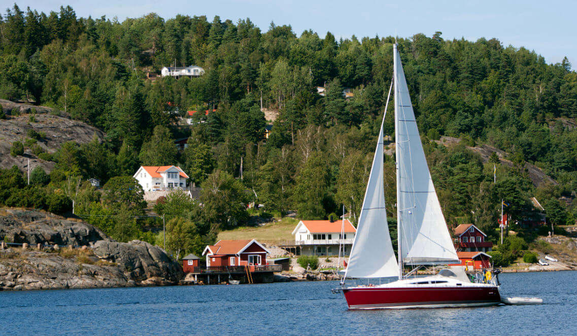 Båt som seglar i Sverige