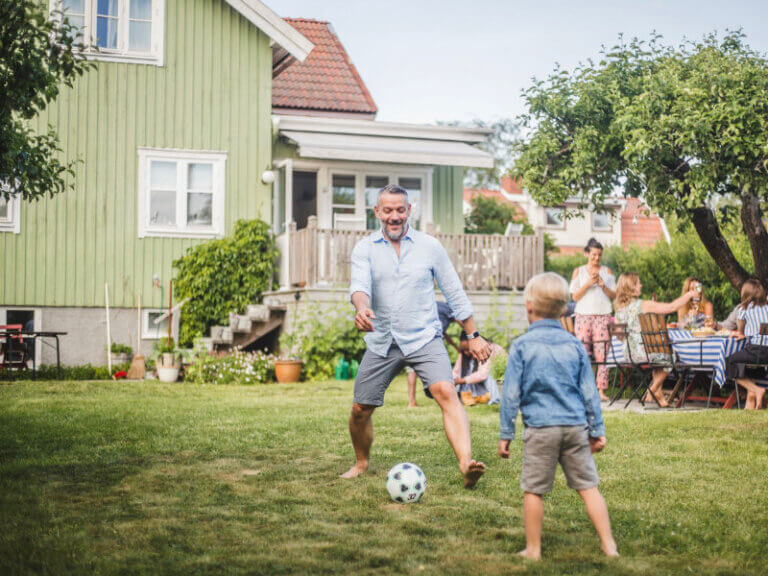 Far och son spelar fotboll