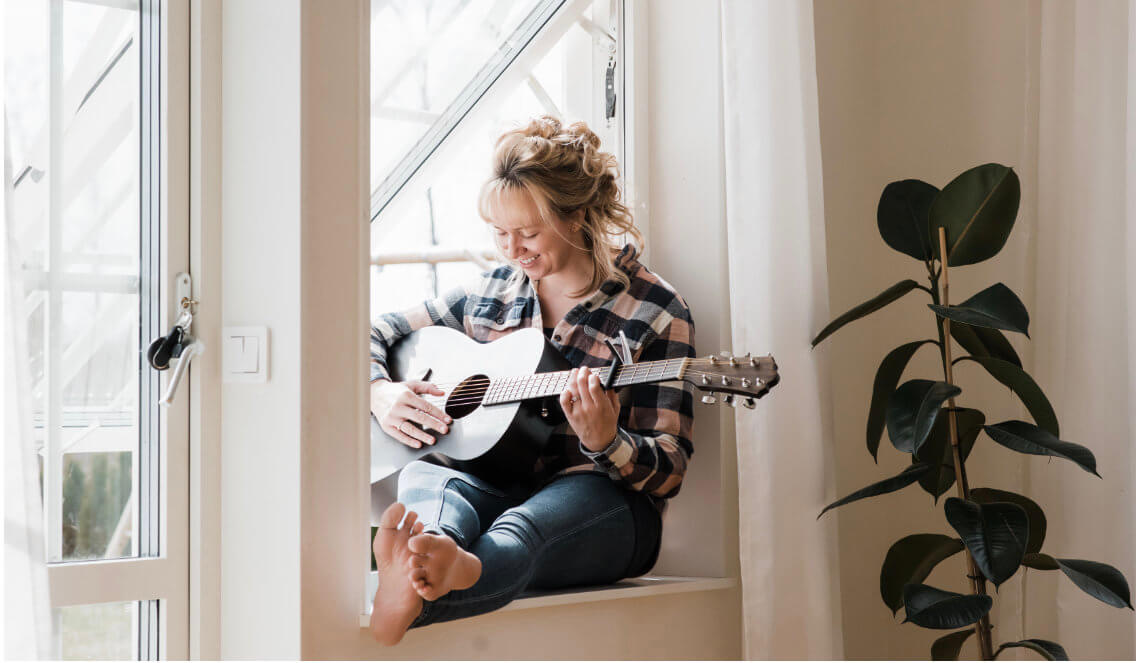 Spelar gitarr